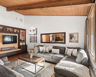 Deluxe 2 Bedroom Apartments At Resort With Outdoor Pool & Hot Tub - Aspen - Pokój dzienny