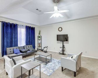 Home with Fenced Yard about 12 Mi to Dtwn Montgomery - Montgomery - Living room