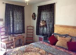 Enchanted Hideaway Cabins and Cottages - Ruidoso - Schlafzimmer