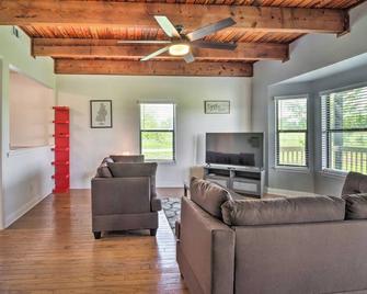 Gingerland Ranch in Del Valle Game Room and Porch - Garfield - Living room
