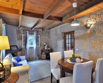 Nora`s Getaway, Luxury Villa with Infinity Pool, Kayak & Paddle , Near Porto - Marco de Canaveses - Sala de jantar