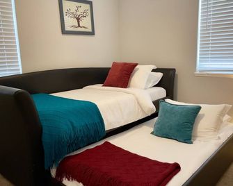 Modern Cottage near Hospital - Aurora - Habitación