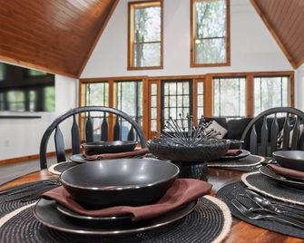 New A-Frame Cabin · 3br · Secluded Wooded Lot - Clifton - Comedor