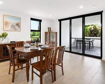 Elevated 3-Bed Apartment Close to Brisbane River - St Lucia - Dining room