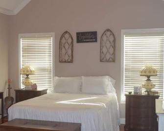 The Yellow Farmhouse - Strawberry Plains - Habitación