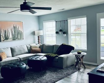 Charming 3-bedroom ranch style house with AC and WiFi in Heath - Heath - Living room