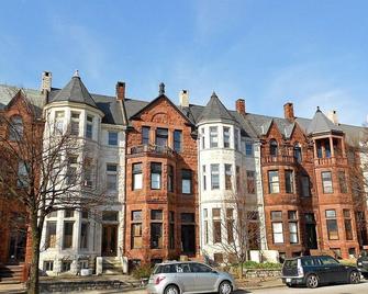 Peaceful Brownstone Apt W/ Private Patio - 4 Min Walk To Mica - Baltimore
