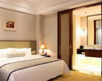 Gloria Grand Hotel Qingdao - تشينغداو - غرفة نوم