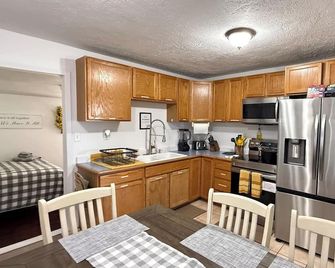 Farmhouse Style 2 Bedroom House - Alturas - Cocina
