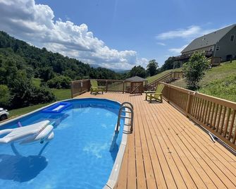 Shenandoah Serenity - Luxurious Mountain Cabin - Swimming Pool, Spa, Jacuzzi! - Luray - Pool