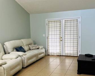 Cheerful 2 Bedroom Vacation Home - St. Marys - Living room