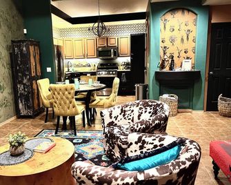 Hiking nearby, Pool and HotTub steps away, Stargazing deck, 2 King Beds! - Tubac - Living room