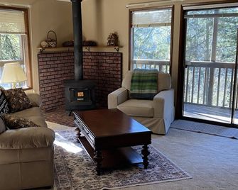 Quiet Country Hillside Retreat 3-bedroom house with AC close to Lebanon - Lebanon - Soggiorno