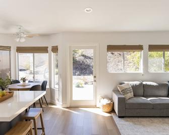 Fresh, Clean, Relaxing Home, in the Heart of North County San Diego - San Marcos - Living room