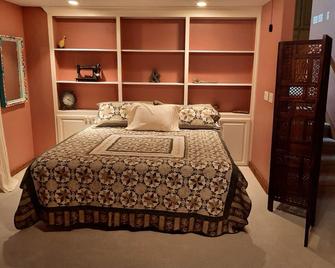 Charming 3-bedroom cabin with WiFi, AC in serene La Grange - La Grange - Bedroom