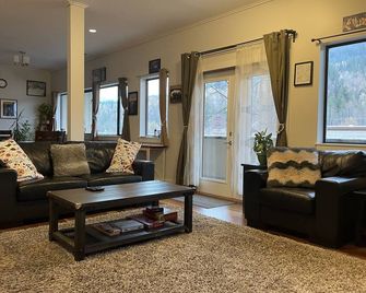 Downtown location ,Top floor unit - Revelstoke - Living room
