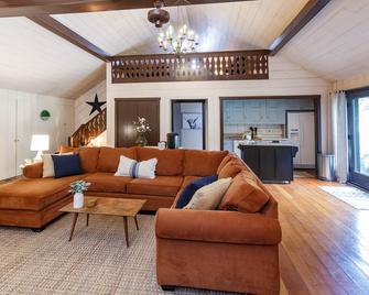 Historic, Yet Modern Carriage House Loft Apartment Nestled In Lancaster County. - Brownstown - Living room