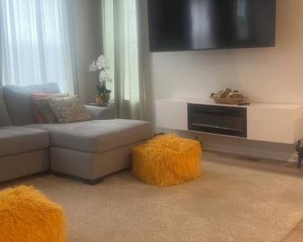 Charming 2-bedroom townhome in Laurel with WiFi and AC - Laurel - Living room