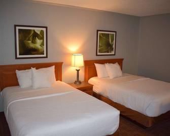 La Quinta Inn by Wyndham Milwaukee Glendale Hampton Ave - Glendale - Bedroom