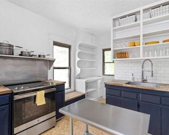 The Bird Cage - Xenia - Kitchen