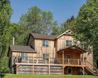 Stunning 3-bedroom farmhouse in lovely Margaretville close to skiing & hiking - Margaretville - Будівля