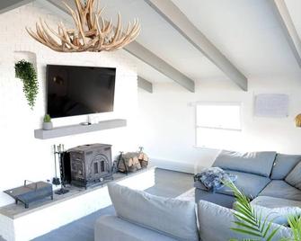 10 guest Ski Chalet Pools Golf Ski Hike - McAfee - Living room