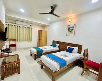 Hotel Rajwada - Nasrapur - Bedroom