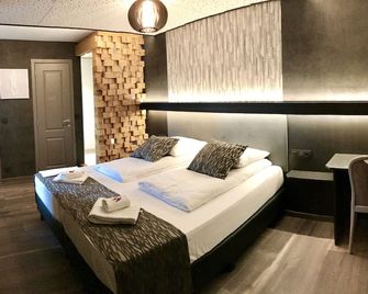 Ravel Hotel Cyrano - Robertville - Habitación
