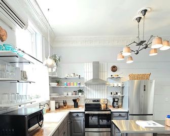 Cozy 2br Loft In Downtown Charleston, Il - Charleston - Kitchen