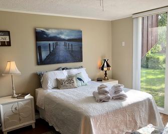 Lakeside studio - Affordable Month to Month, Golf, Pools, Quiet - Diamondhead - Bedroom