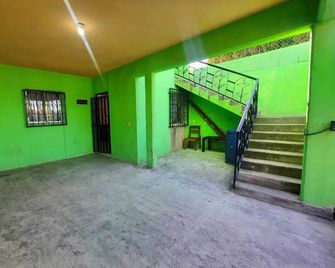Casa Frente Gimnasio Municipal - Linares - Escaleras