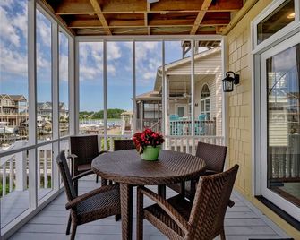 The Perfect Getaway! Dock, King Suite. Family Friendly! - Ocean Isle Beach - Balcony