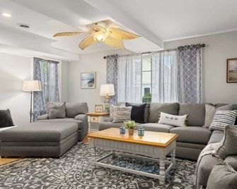 Verona Beach House: minutes to Sylvan/Verona Beach, Oneida Lake, Amusement park - Verona - Living room