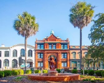 Architect-Renovated Garden Home w/ Stunning Details by Lucky Savannah - Savannah - Edifício