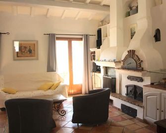 Typical stone house with garden in a quiet hamlet surrounded by vineyards - Le Plan-de-la-Tour - Wohnzimmer
