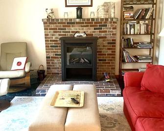 5bed House-Hot Tub, Sauna, Pool Table, Fire Pit, 3+ Lg Tv, Private Lake Frontage - 벨그레이드 - 거실