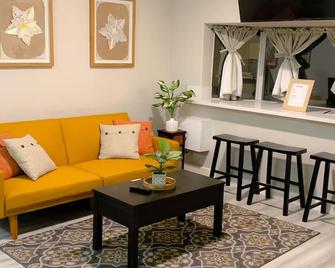 Private Studio, own entry, kitchenette, full bath. - North Las Vegas - Soggiorno