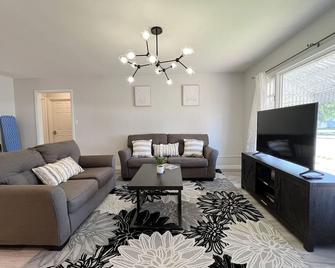 ️ The Color 18 - cozy home in heart of Bismarck ️ - Bismarck - Living room