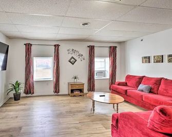 Bright Yankton Apartment Near Meridian Bridge - Yankton - Living room