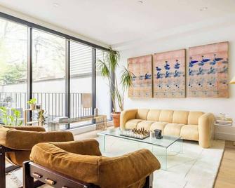 India Place by Rove | 2BR Duplex w/Outdoor Spaces - بروكلين - غرفة معيشة