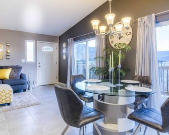 Located In The Heart Of Occ With Spectacular Mountain Views In Every Direction! - Colorado Springs - Dining room