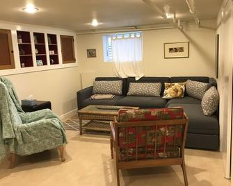 Comfortable, convenient private guest suite in Cheyenne - Cheyenne - Living room