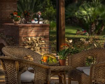 La Perla Nera B&B - Nissoria - Patio