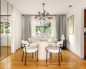 Adorable 4 bedroom home with Pool & more - Los Angeles - Dining room