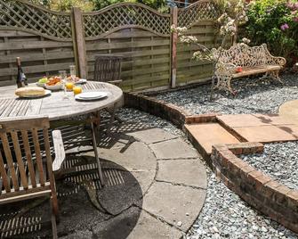 Garden Cottage, Romantic, With A Garden In Ilkley - Ilkley - Patio