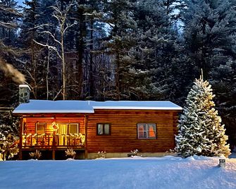 Romantic Nature Escape: Beautiful Log Cabin with Amazing Views and Hiking Trails Nearby in the White Mountains, New Hampshire - Lisbon - Building