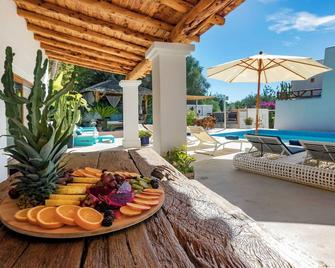 Villa near Ibiza Town sleeps 11 to 13 guests - Es Canar - Pool