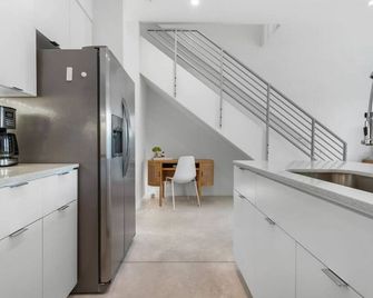 Impeccably Designed 2-story Bauhaus-inspired Home - Palm Springs - Kitchen