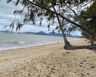 Stylish guesthouse short bush walk to beautiful swim beach. - Cairns - Pláž