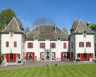 Chazelles Castle from the 17th century in a park with swimming pool. - Avèze - Edificio